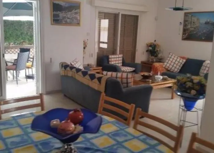 3-bedroom House Near The Prázdninový dům